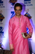 at Zee Rishtey Awards in Mumbai on 21st Nov 2015